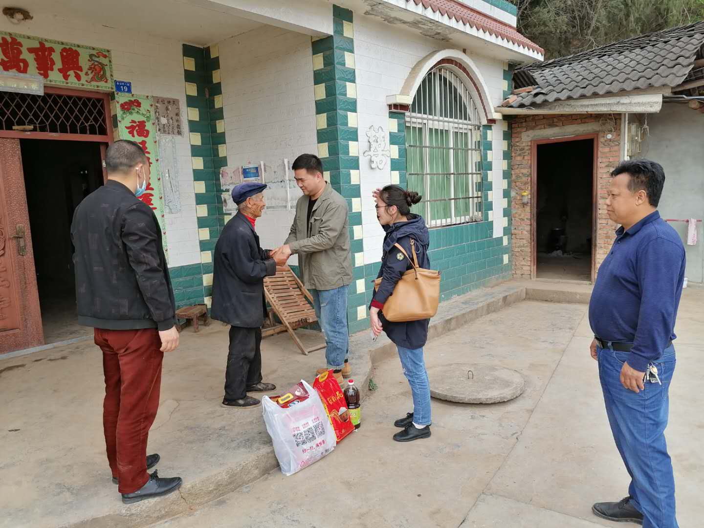 慰问贫困户.jpg